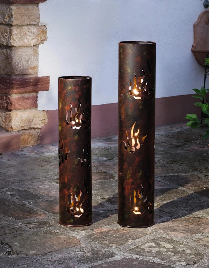 2 Windlichtsäulen "Flammen" aus Metall, 80 + 99 cm hoch, Kerzenhalter, Bodenwindlicht, Dekosäule mit Kerzenglas, Metallsäule, Kerzensäule