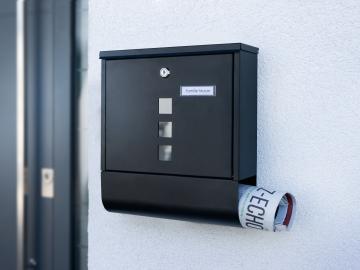 Briefkasten 'Modern' schwarz, aus Metall mit Zeitungsrolle & Fenster, Postkasten