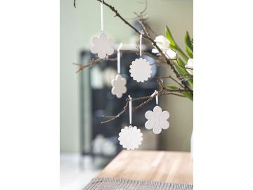 12 Dekohänger 'Blüten' aus Porzellan, weiß, Ø 7 cm, Dekoblüten zum hinhängen, Fensterdeko