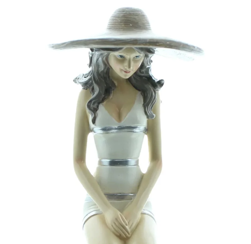 Figur "Stranddame auf Fels"