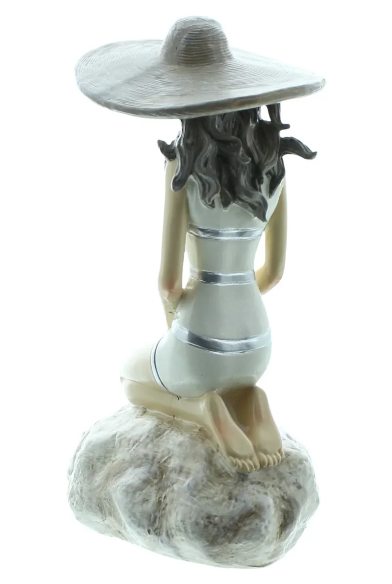 Figur "Stranddame auf Fels"